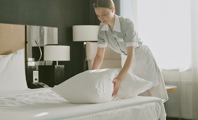 Otel Çarşafları İçin Toplu Yıkama ve Kuru Temizleme Hizmeti Neden Önemli?