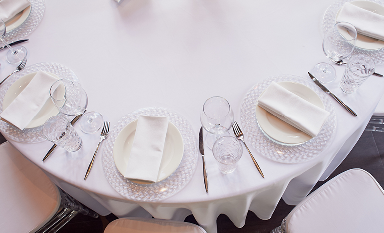 Restoran Masa Örtülerinin Profesyonel Yıkanması Neden Gereklidir?